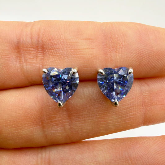Aretes Corazón en Plata 925 Rodinada con Tanzanita de Laboratorio