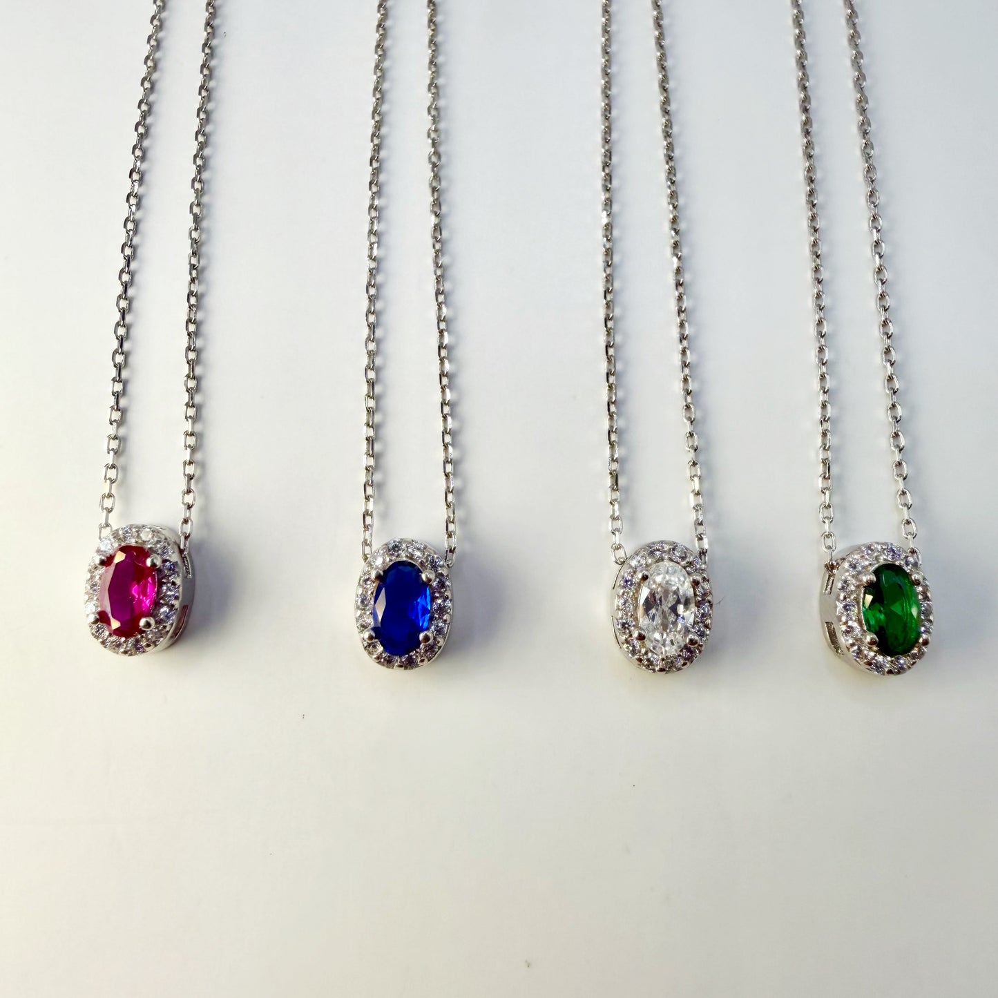 Cadena Delicada con Dije Ovalado y Bisel de Circones – Plata 925 Rodinada