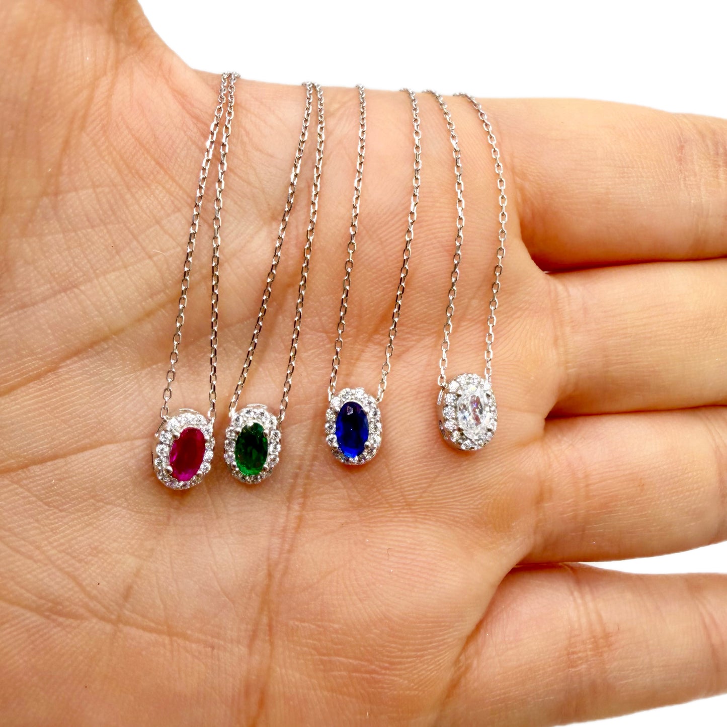 Cadena Delicada con Dije Ovalado y Bisel de Circones – Plata 925 Rodinada